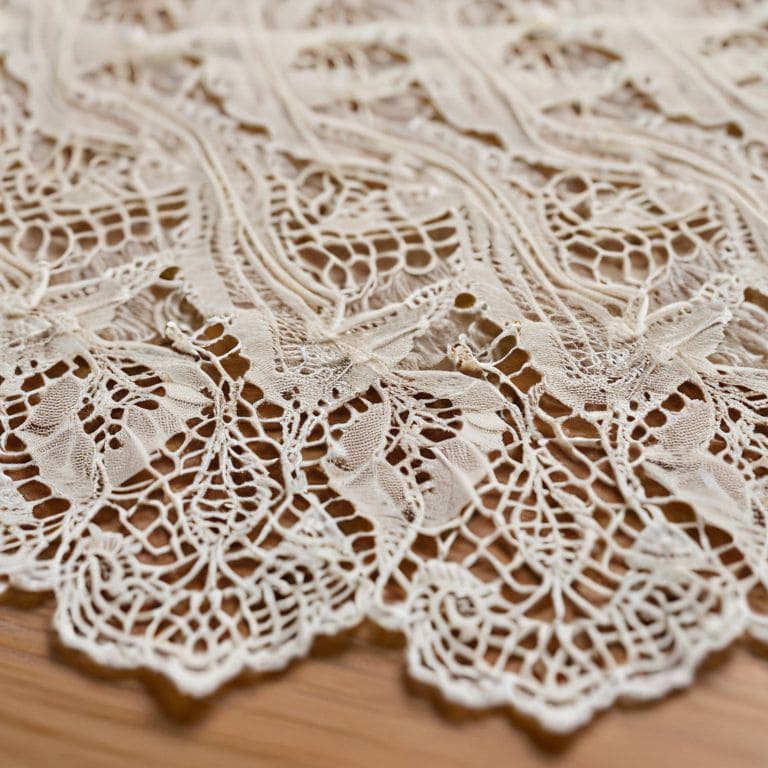 Lace guide using blocking wires