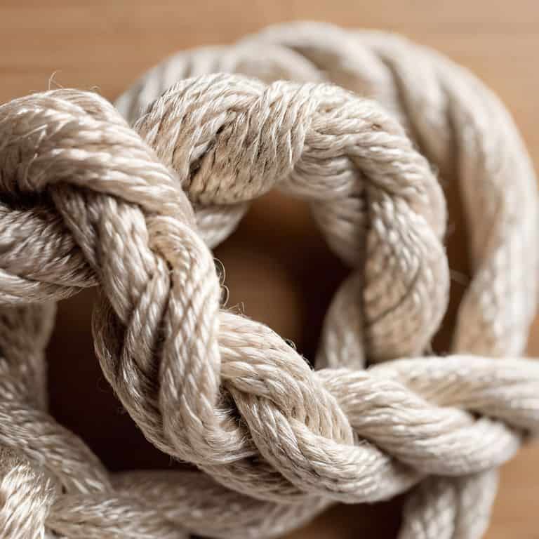 Gathering knot for macrame finishing